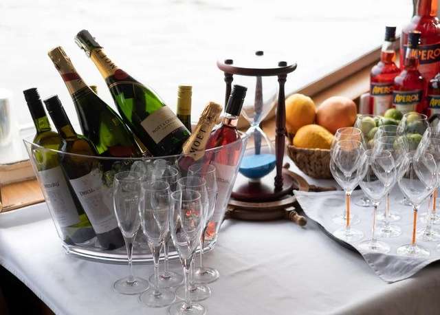 1_prague-vltava-river-private-boat-party-with-drinks